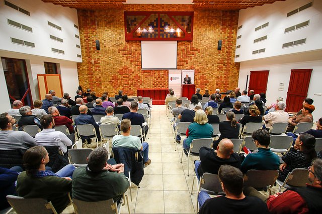 Ideológiai kihívások és paradigmaváltás a konfirmációra való felkészítésben