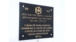 Kép: Emléktábla, avagy nyomkő – A reformáció 500. évfordulójára emlékeztek a sajórecskei reformátusok