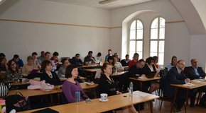 Kép: Gyermekek, kamaszok, felnőttek közötti szolgálat a gyülekezetben