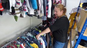 Kép: Írisz, ahol a ruha mellé bátorítás és üzenet is járul