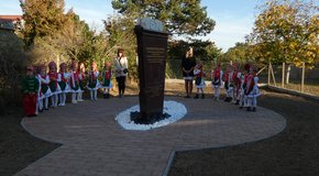 Kép: „Mi Krisztusban a győztes csapat tagjai vagyunk” – Gályarab-emlékművet avattak Hetényen